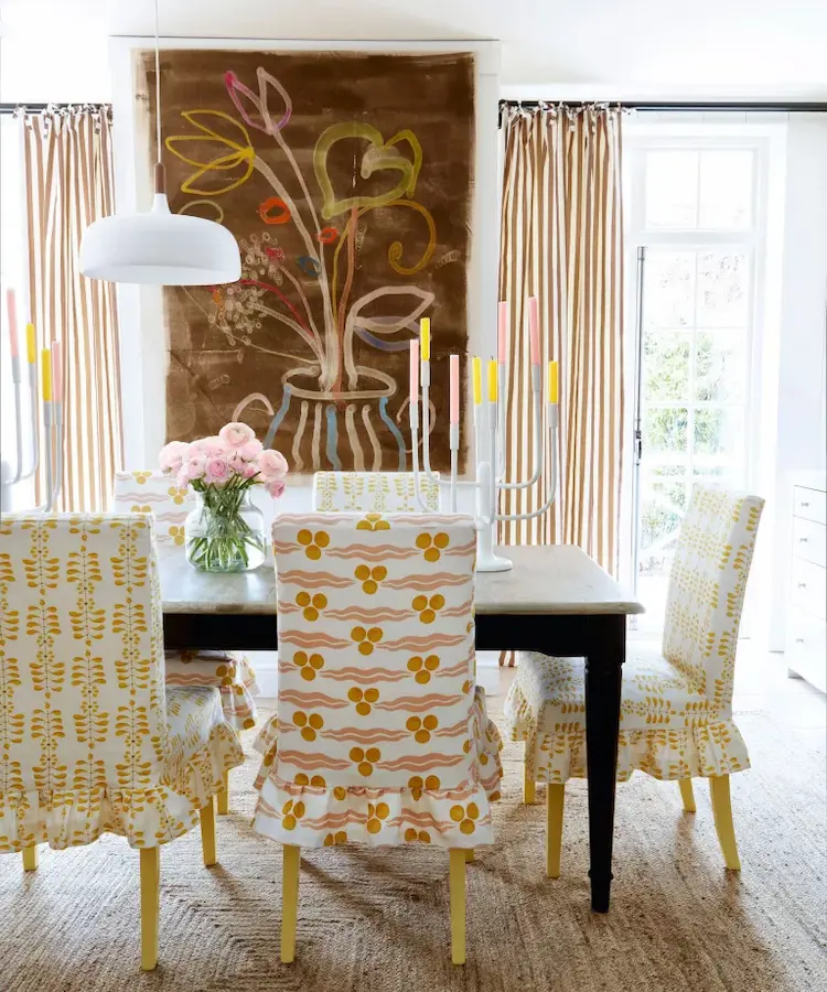 Dining room wall design with curtains for coziness