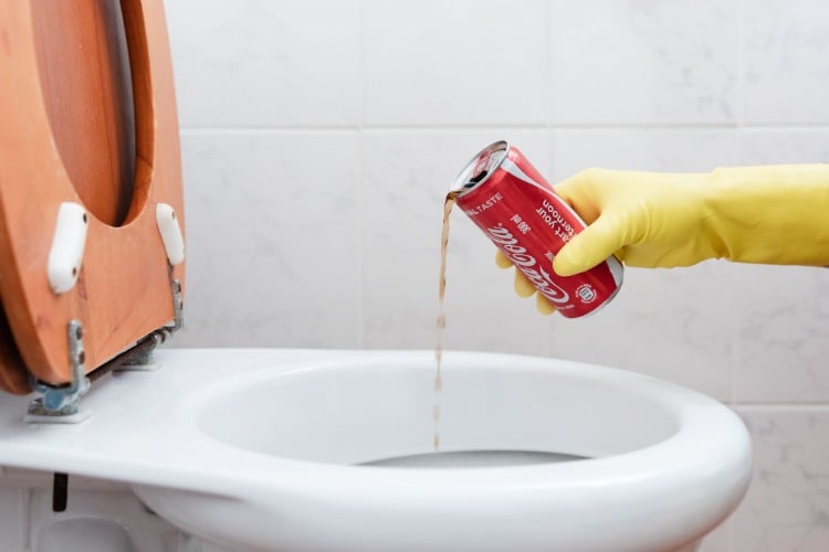 Clean the toilet with cola as a clever home remedy for deposits and urine stone