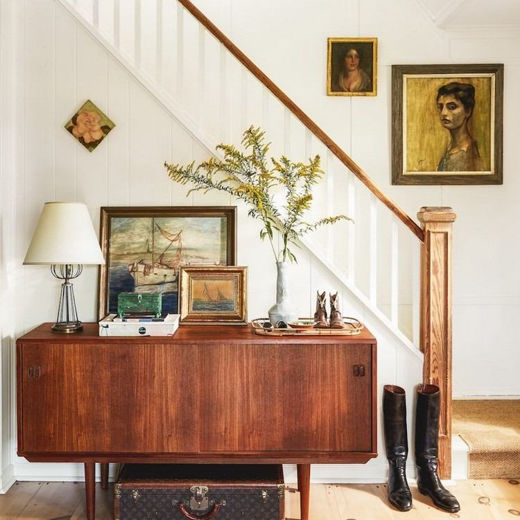 Decoration ideas for hallways in vintage style with paintings and lamps