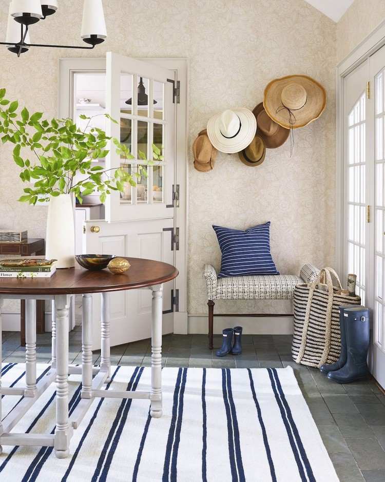 Decoration ideas for hallways in vintage style with sun hats on the wall