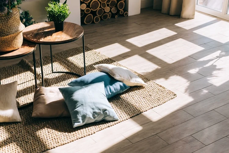 Light-flooded room in Scandinavian style with natural fiber carpet
