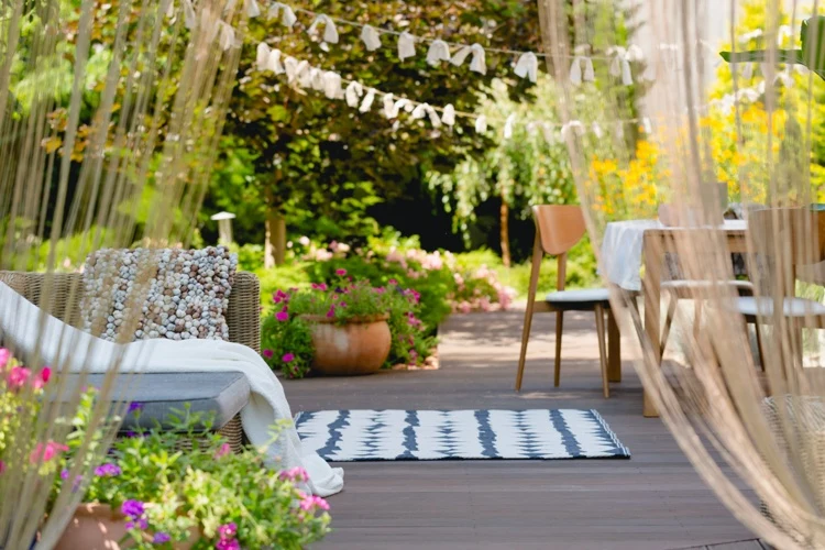 Outdoor carpet gives the terrace coziness
