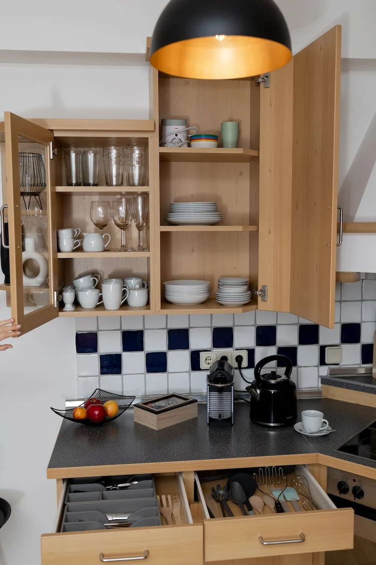 When renovating the kitchen, you can spice up old cupboards in a cheap way